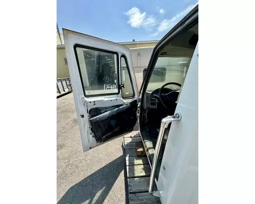 INTERNATIONAL 4400 Cab