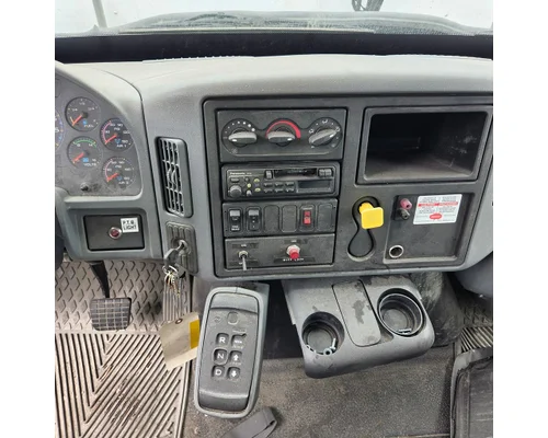 INTERNATIONAL 4400 Cab