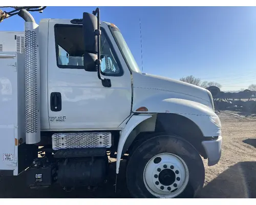 INTERNATIONAL 4400 Cab