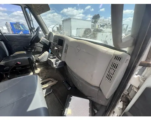 INTERNATIONAL 4400 Cab