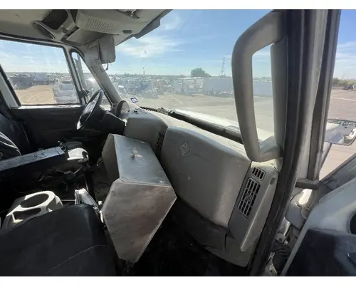 INTERNATIONAL 4400 Cab