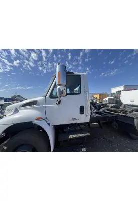 INTERNATIONAL 4400 Cab