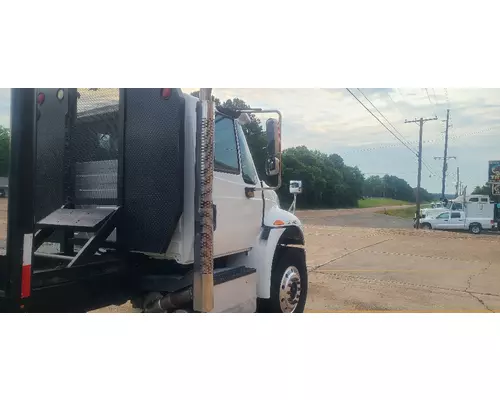 INTERNATIONAL 4400 Complete Vehicle