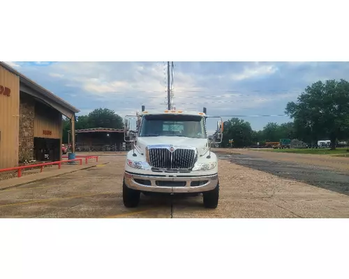 INTERNATIONAL 4400 Complete Vehicle