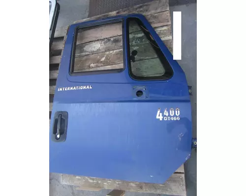 INTERNATIONAL 4400 DOOR ASSEMBLY, FRONT