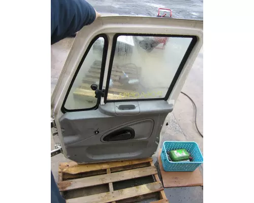 INTERNATIONAL 4400 DOOR ASSEMBLY, FRONT