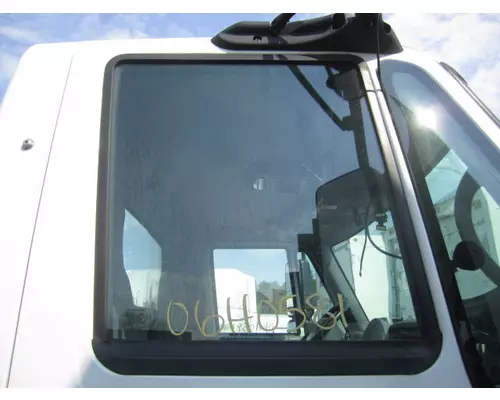 INTERNATIONAL 4400 GLASS, DOOR, FRONT