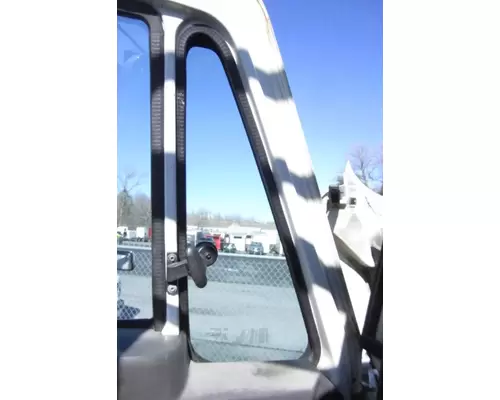 INTERNATIONAL 4400 GLASS, DOOR VENT, FRONT
