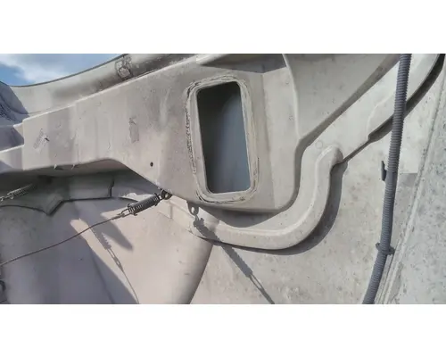 INTERNATIONAL 4400 HOOD