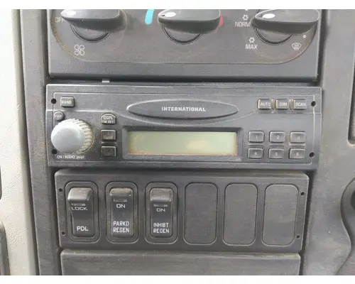 INTERNATIONAL 4400 RADIO AMFM