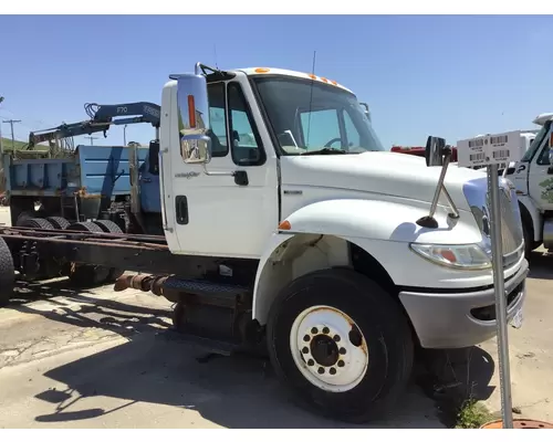 INTERNATIONAL 4400 WHOLE TRUCK FOR PARTS