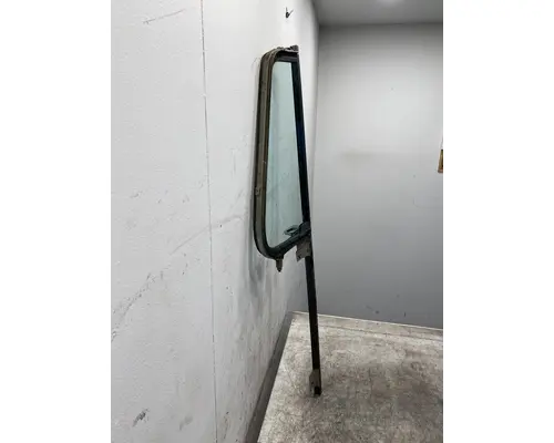 INTERNATIONAL 4600 Glass