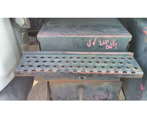 INTERNATIONAL 4900 BATTERY BOX COVER