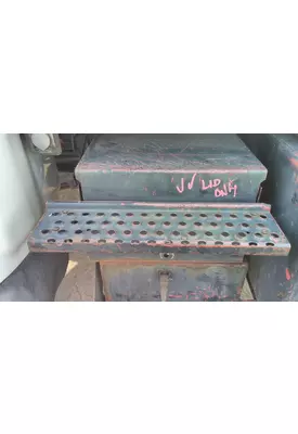 INTERNATIONAL 4900 BATTERY BOX COVER