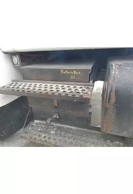 INTERNATIONAL 4900 BATTERY BOX