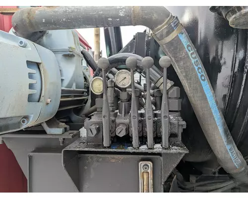 INTERNATIONAL 4900 Complete Vehicle