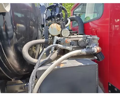INTERNATIONAL 4900 Complete Vehicle