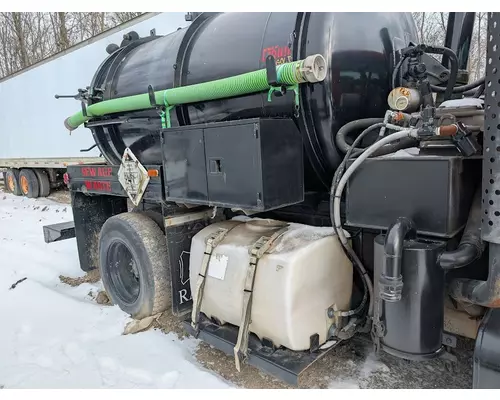 INTERNATIONAL 4900 Complete Vehicle