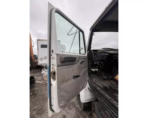 INTERNATIONAL 4900 Complete Vehicle