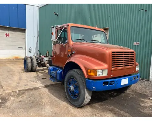 INTERNATIONAL 4900 Complete Vehicle