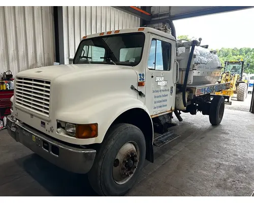 INTERNATIONAL 4900 Complete Vehicle