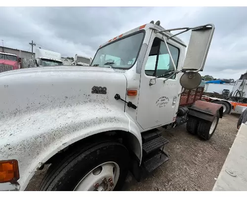 INTERNATIONAL 4900 Complete Vehicle