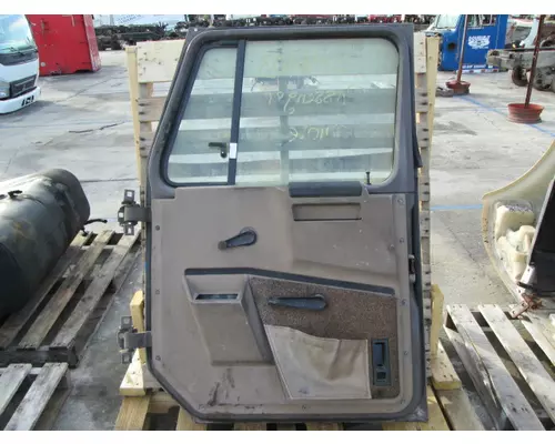 INTERNATIONAL 4900 DOOR ASSEMBLY, FRONT