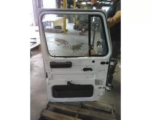 INTERNATIONAL 4900 DOOR ASSEMBLY, FRONT