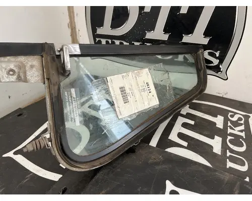INTERNATIONAL 4900 Door Vent Glass, Front