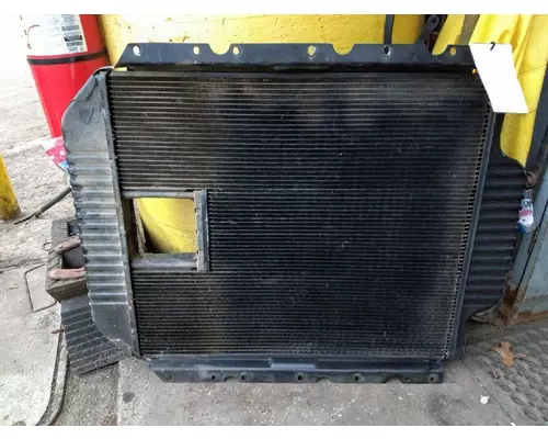 INTERNATIONAL 4900 Radiator