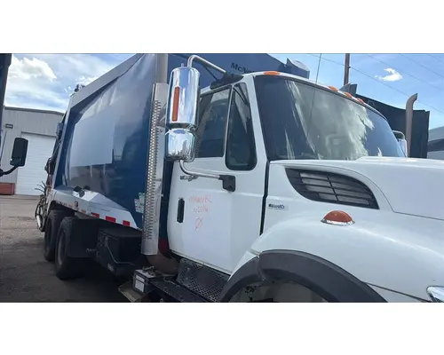 INTERNATIONAL 7400 CAB