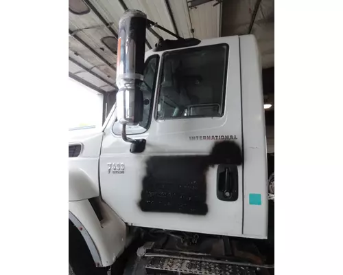 INTERNATIONAL 7400 Cab