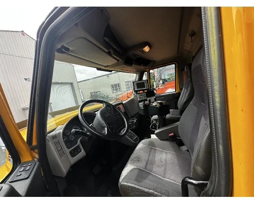 INTERNATIONAL 7400 Complete Vehicle