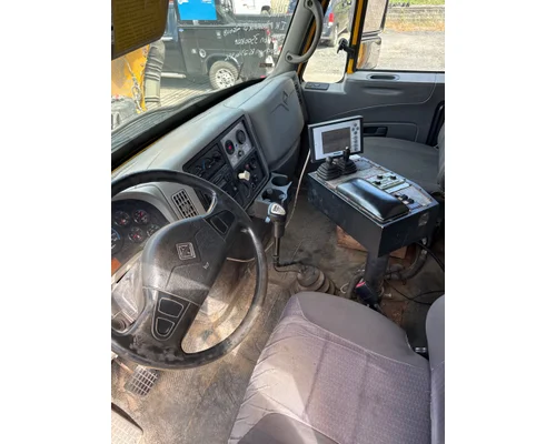 INTERNATIONAL 7400 Complete Vehicle