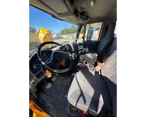 INTERNATIONAL 7400 Complete Vehicle