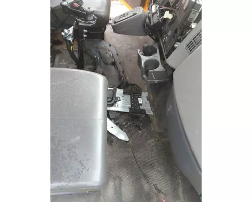 INTERNATIONAL 7500 CAB