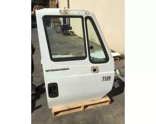 INTERNATIONAL 7500 DOOR ASSEMBLY, FRONT