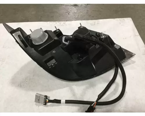 INTERNATIONAL 7600 Headlamp Assembly