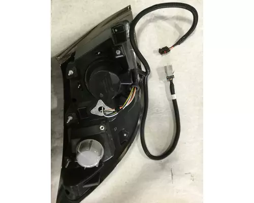 INTERNATIONAL 7600 Headlamp Assembly