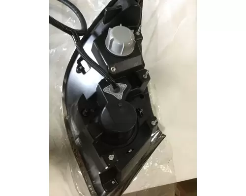 INTERNATIONAL 7600 Headlamp Assembly