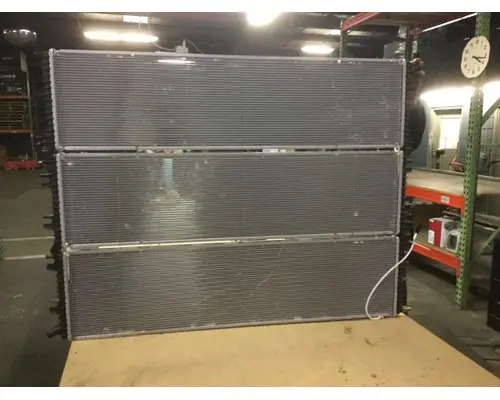 INTERNATIONAL 7600 Radiator