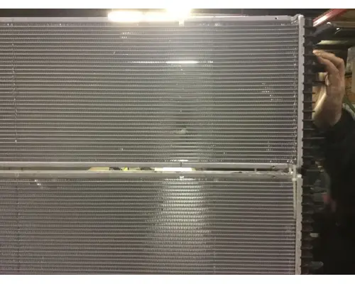 INTERNATIONAL 7600 Radiator