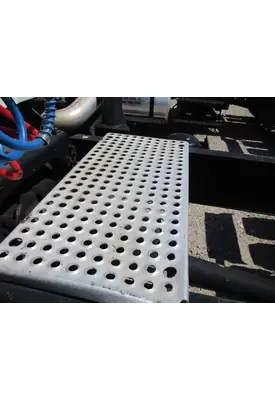 INTERNATIONAL 8100 DECK (CATWALK) STEP