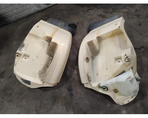 INTERNATIONAL 8100 Fender