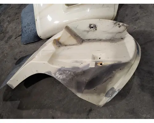 INTERNATIONAL 8100 Fender