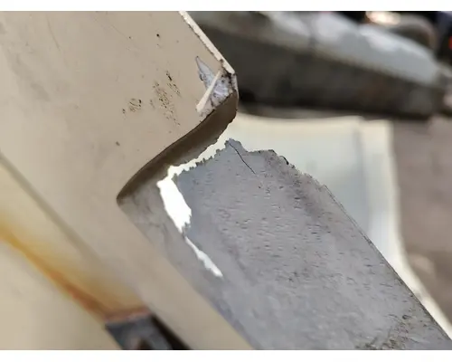 INTERNATIONAL 8100 Fender