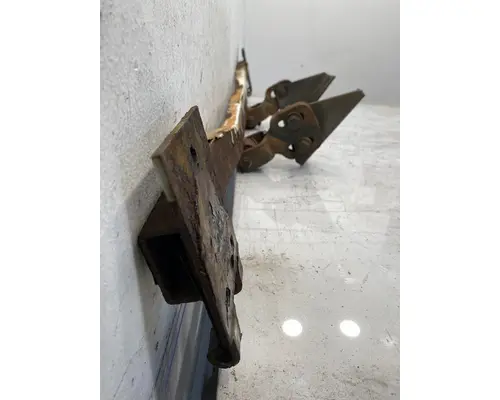 INTERNATIONAL 8100 Hood Hinge