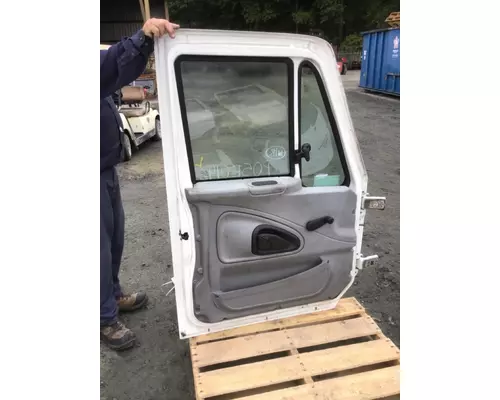 INTERNATIONAL 8500 DOOR ASSEMBLY, FRONT