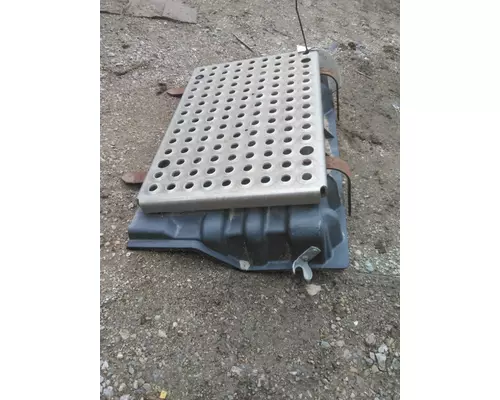 INTERNATIONAL 8600 BATTERY BOX COVER