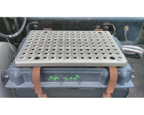 INTERNATIONAL 8600 BATTERY BOX COVER